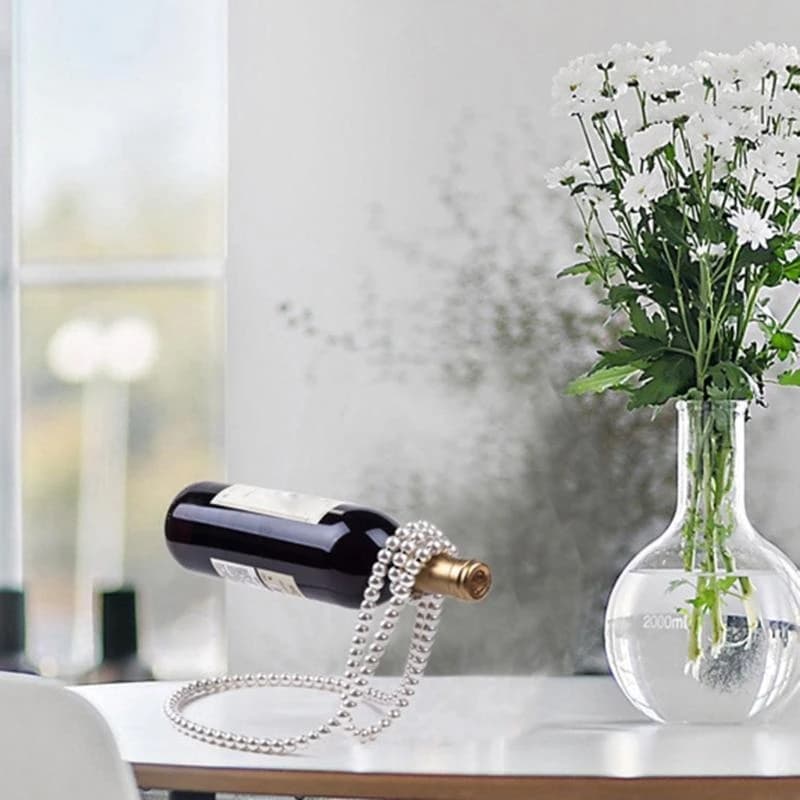 Kreatywny Stojak na Wino z Perłowym Naszyjnikiem - Nowość 🍷